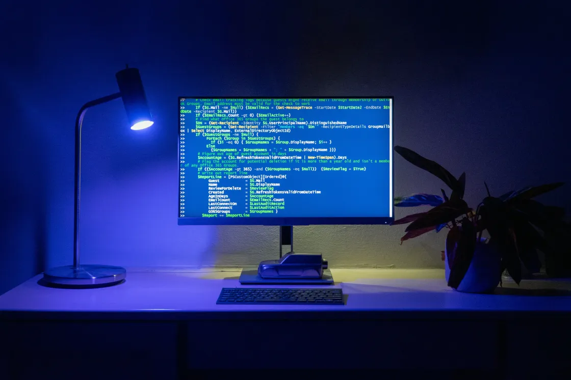 Werkplek met monitor en softwarecode