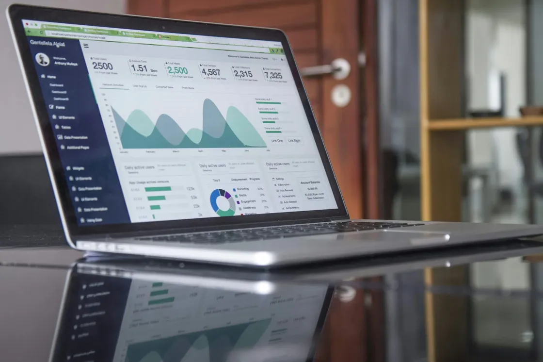 Werkplek met monitor met grafieken en statistieken