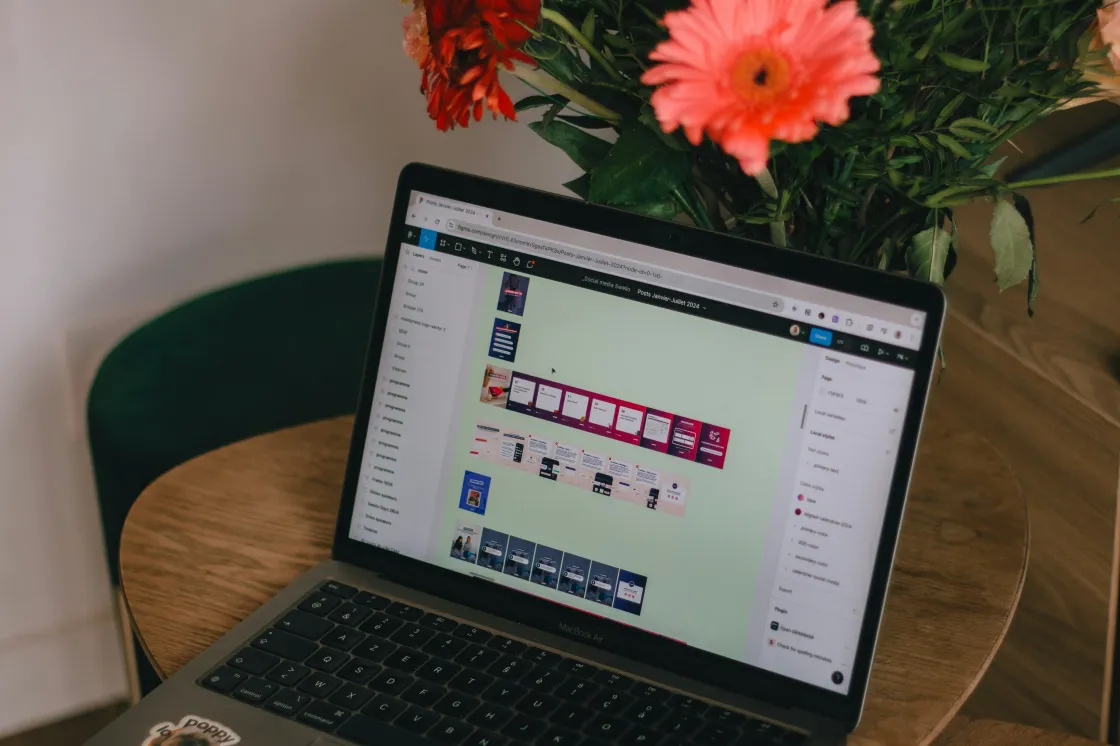 Laptop met een websiteontwerp in Figma