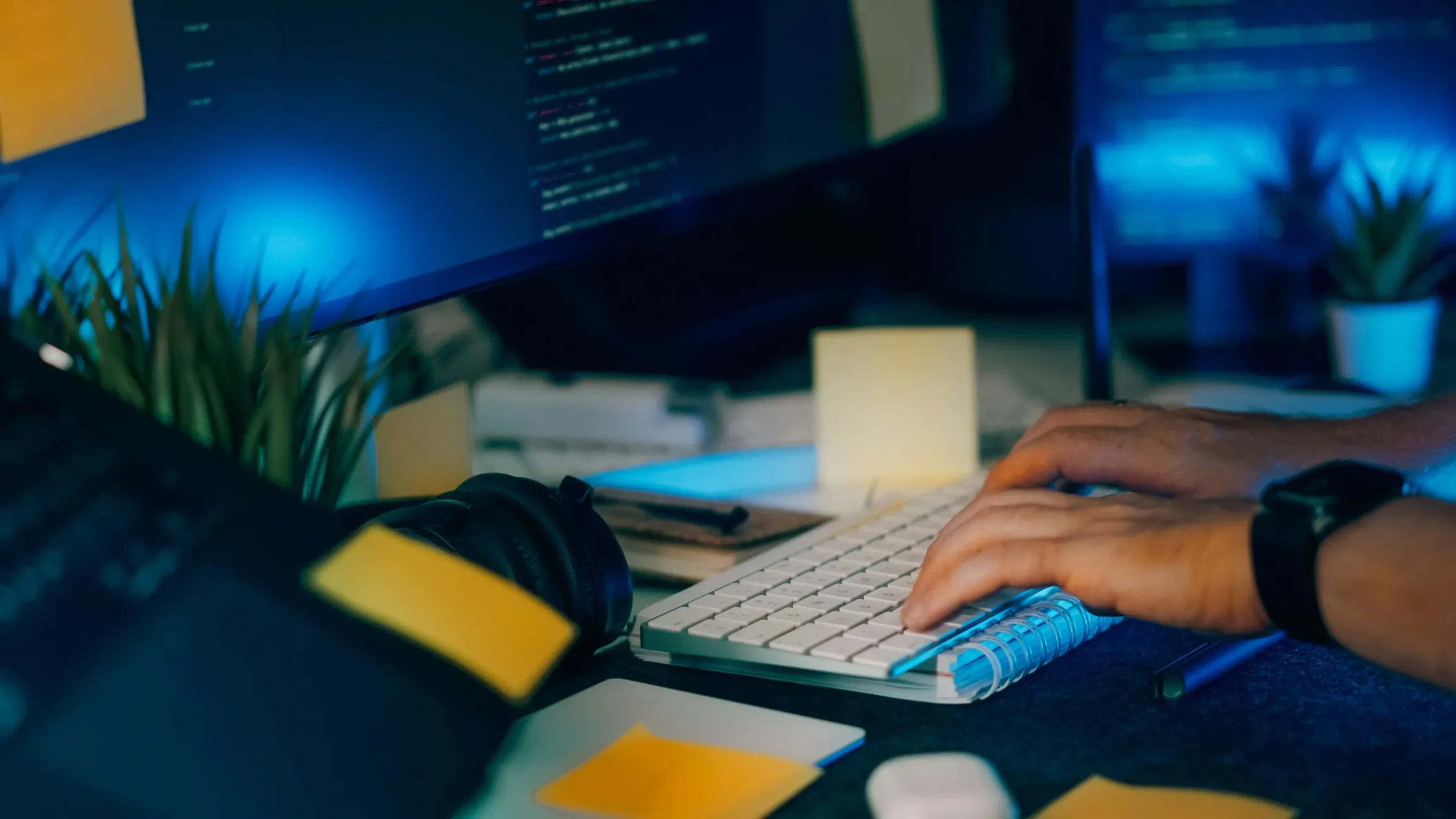 Softwareontwikkelaar aan het werk achter een computer
