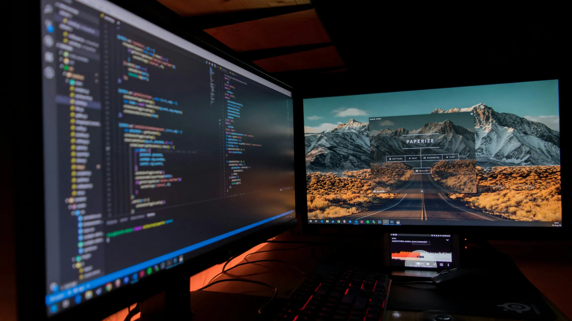 Werkplek met twee monitoren voor webontwikkeling